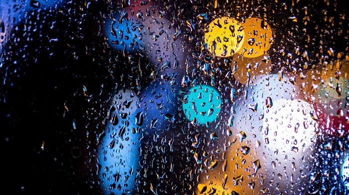 雨天容易使户外电力设备内部产生凝露潮湿