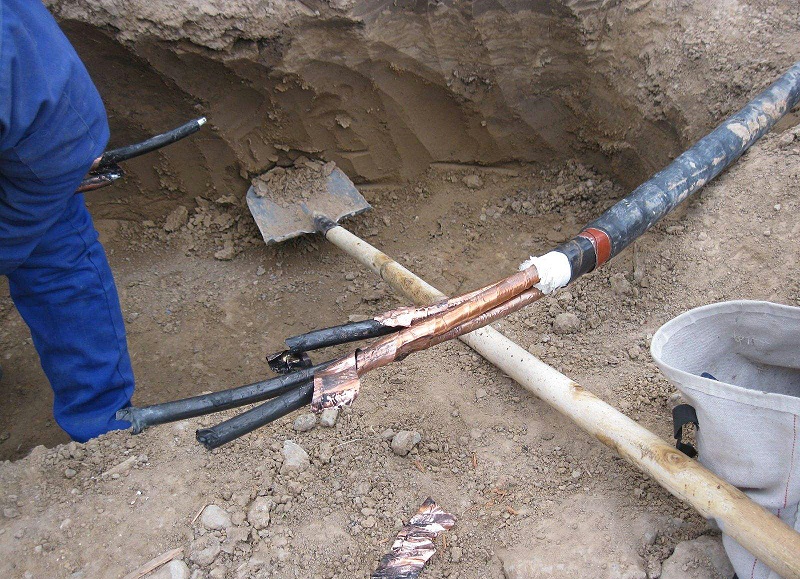 在施工过程中被挖断的高压电缆（图片来源：网络）