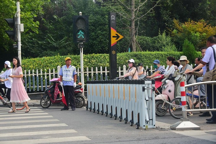 2018年8月，郑州也安装上了防闯红灯伸缩护栏