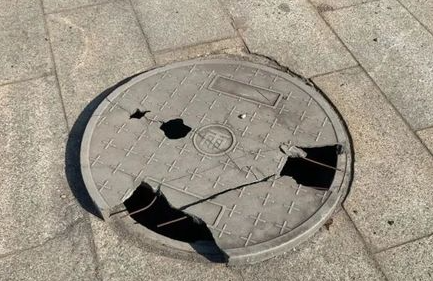 破烂的井盖
