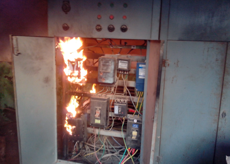某配电柜内部着火（图片来源：网络）