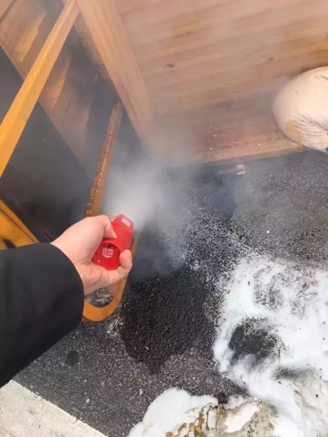 消防老兵正在灭火中（图片来源：网络）