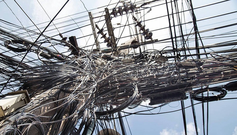 乱堆乱砌的电缆（图片来源：网络）